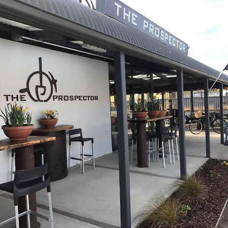 The Prospector Lawrence Motel ภายนอก รูปภาพ